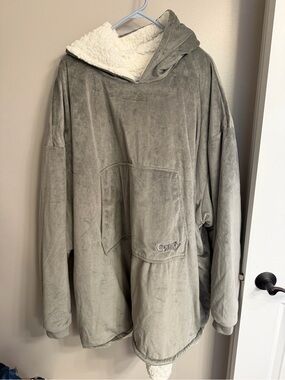 Cozy Gray Plush Hooded Pullover with Sherpa Lining